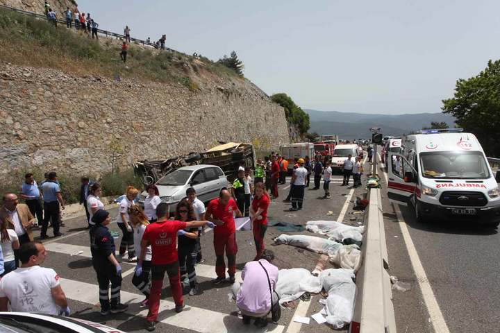Mueren 24 turistas en accidente