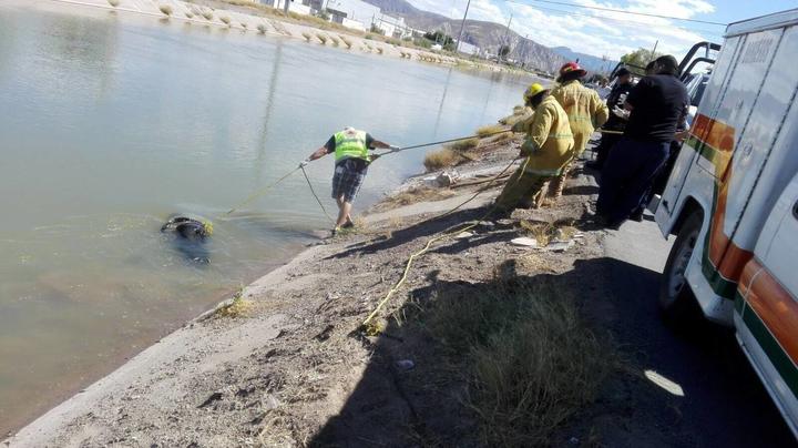 Rescatan cuerpo de canal de riego