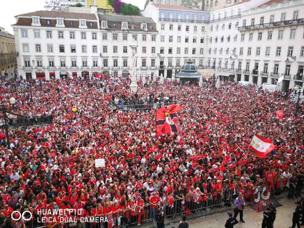 Benfica y Raúl Jiménez presumen título con recorrido en Lisboa