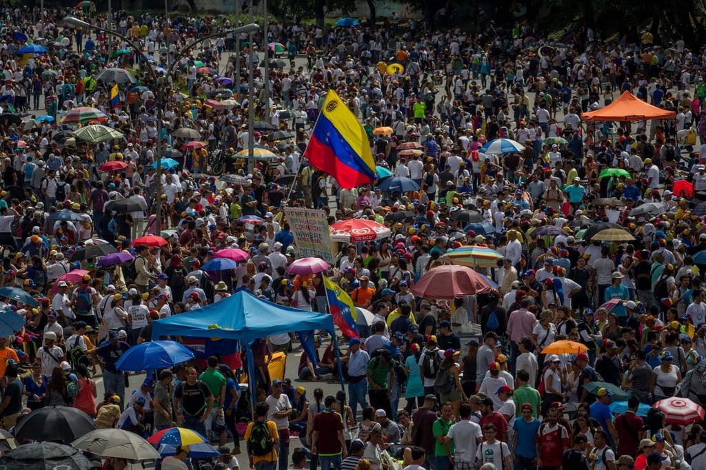 Deja heridos y detenidos 'plantón' contra Maduro en Venezuela