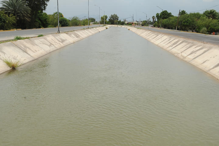 Encuentran a varón ahogado en un canal