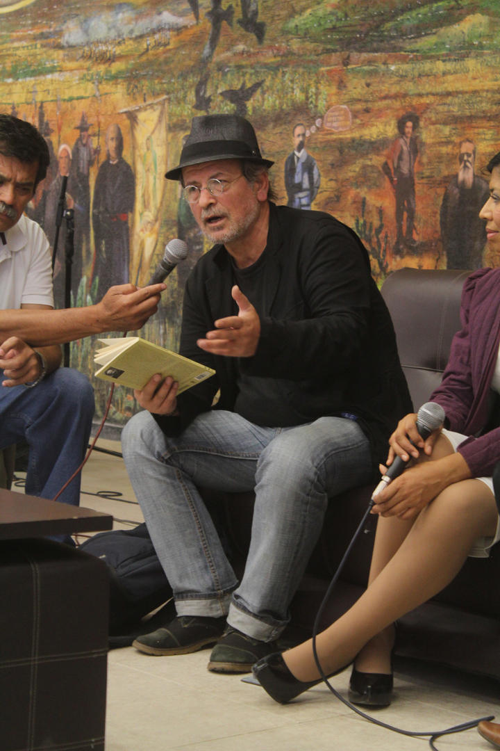 Xhevdet Bajraj dona libro a Durango