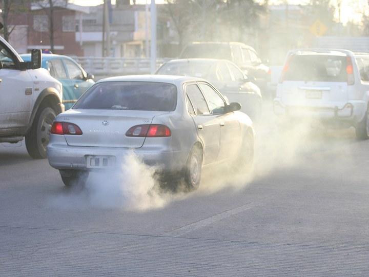 Contaminan 7 de cada 10 vehículos en Durango