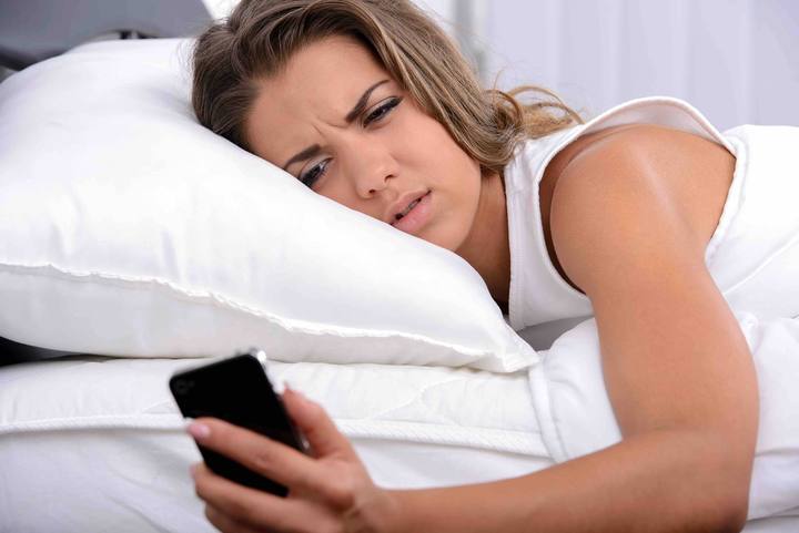 ¿Por qué no debes dormir junto al celular?