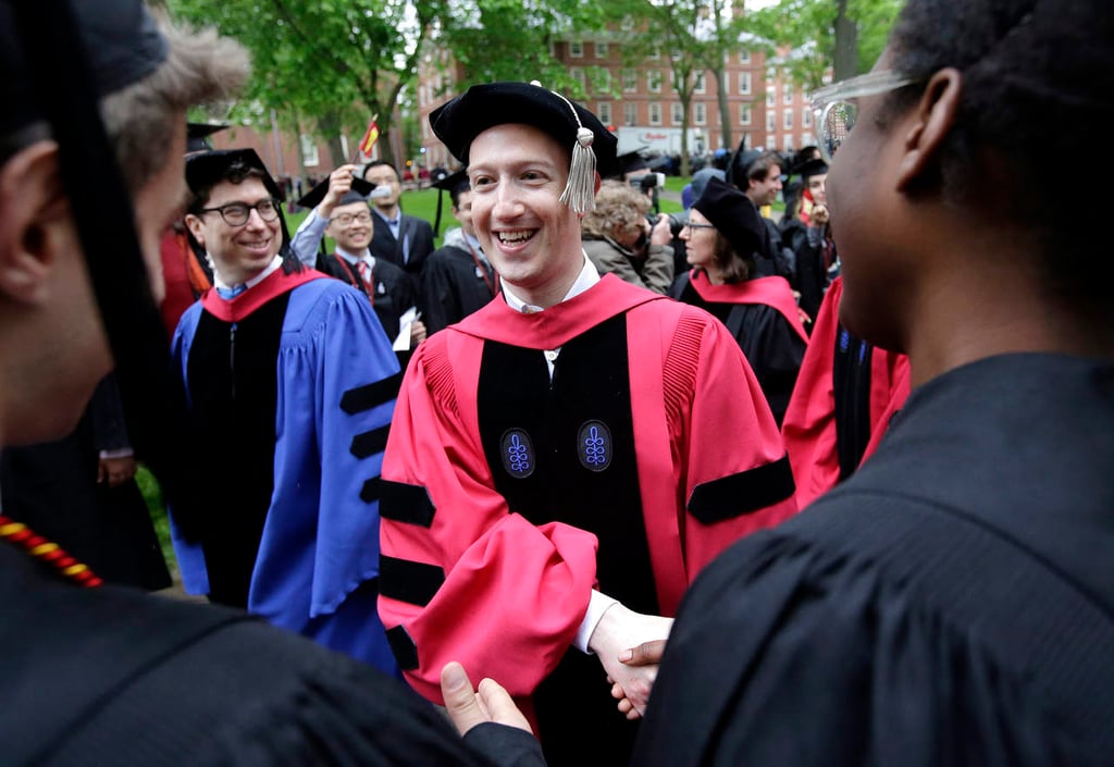Se gradúa Zuckerberg de Harvard 12 años despues de su ingreso