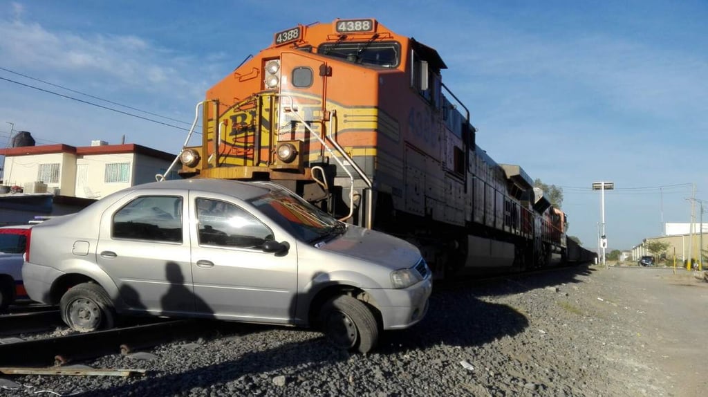 Fallece conductora tras ser chocada por el tren