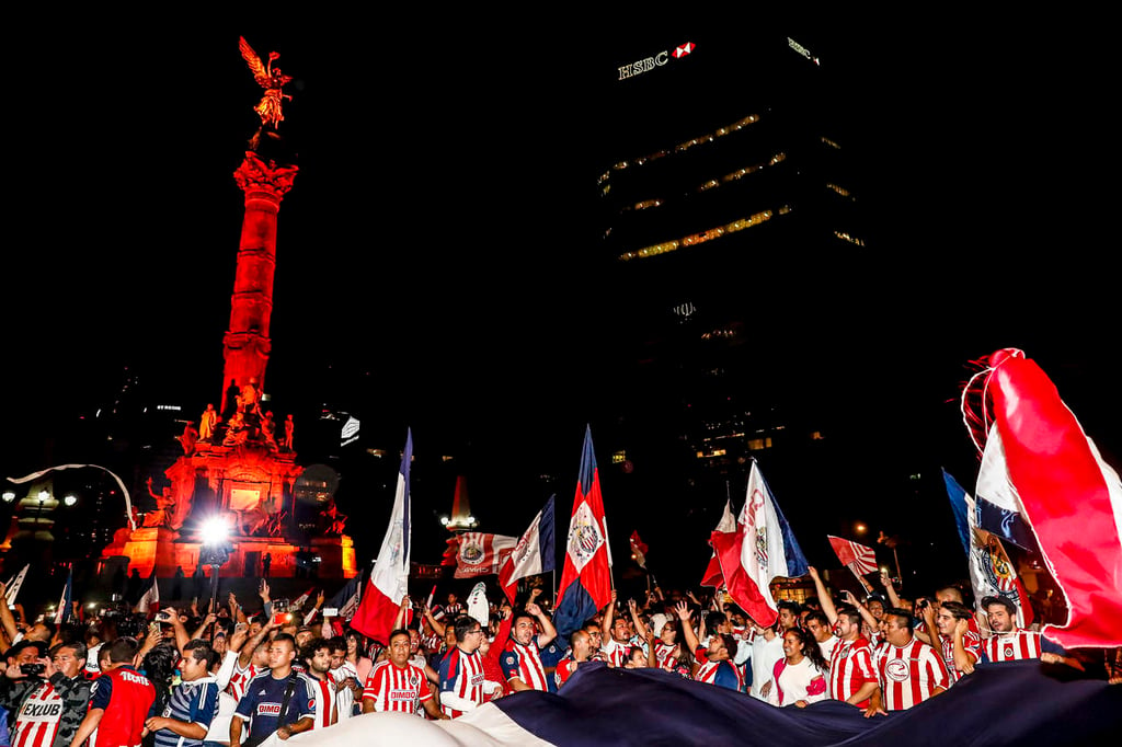 Aficionados celebran triunfo de las Chivas en la Ciudad de México