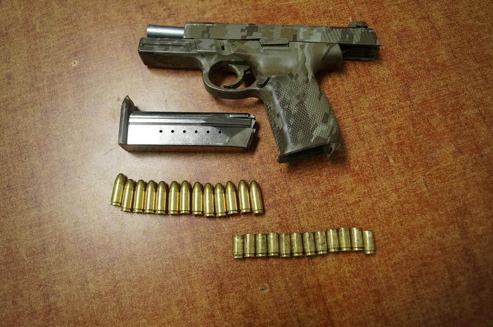 Capturan a un chino con una 'bonita' pistola