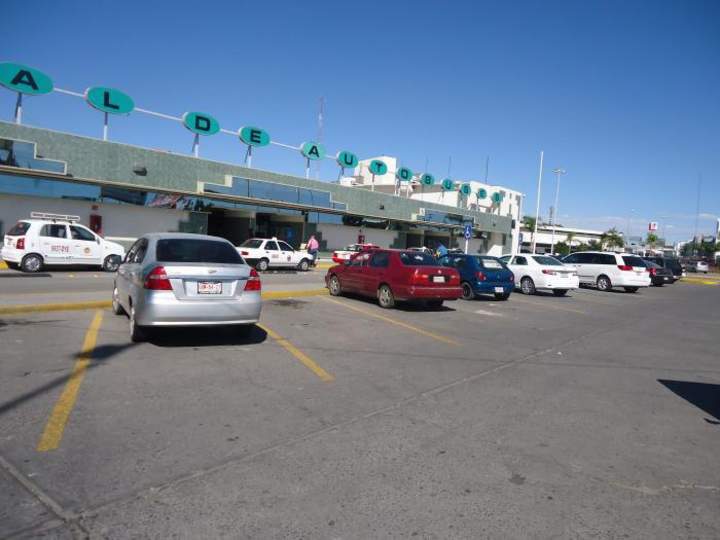 Trabaja estacionamiento de la central camionera sin permiso