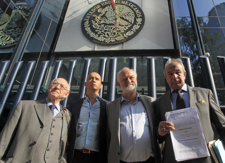 Cardenal Rivera renuncia y lo denuncian