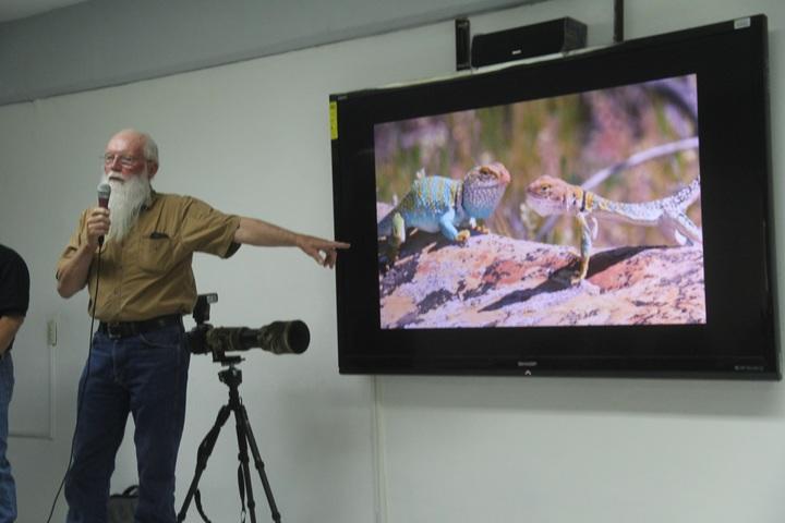 Experto imparte conferencia sobre fotografía de naturaleza