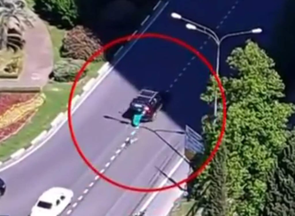 Niña cae de la cajuela de un auto en movimiento