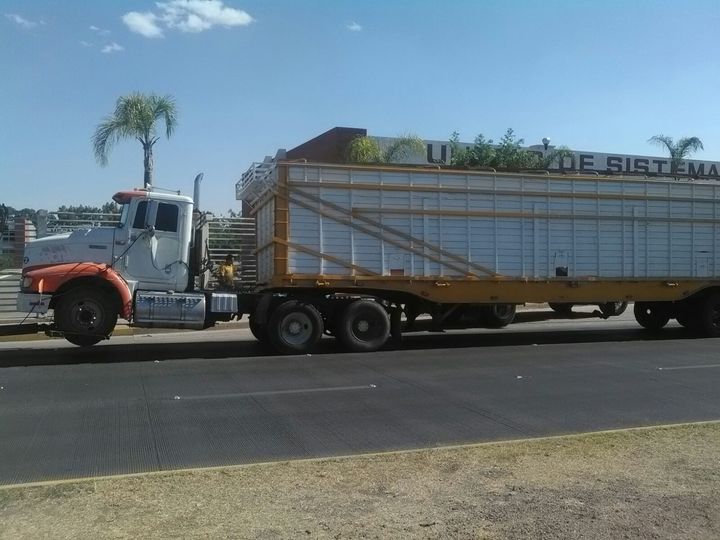 Abandonan tráiler robado en Sinaloa