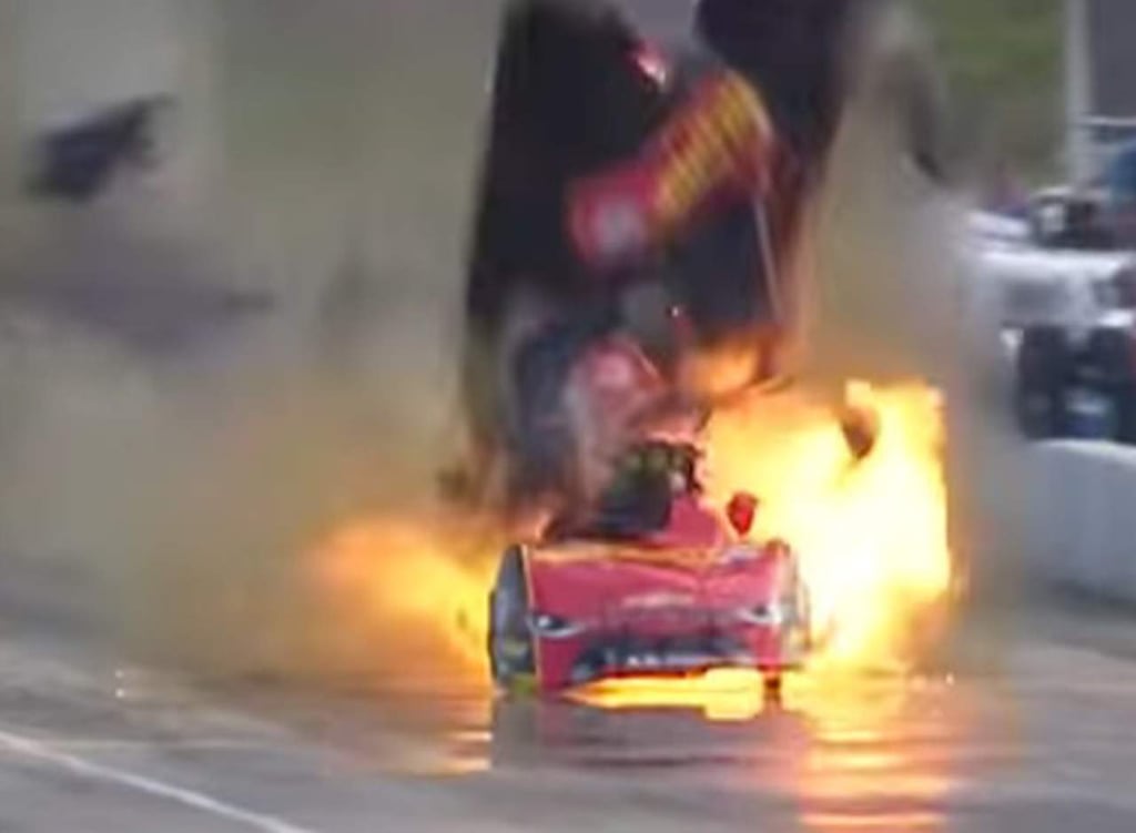 Auto de carreras explota en la pista