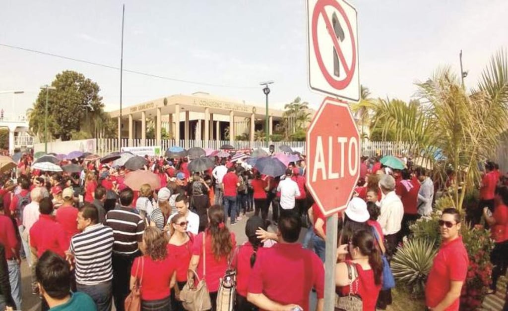 Prevén descontar un día de salario a maestros en Sinaloa