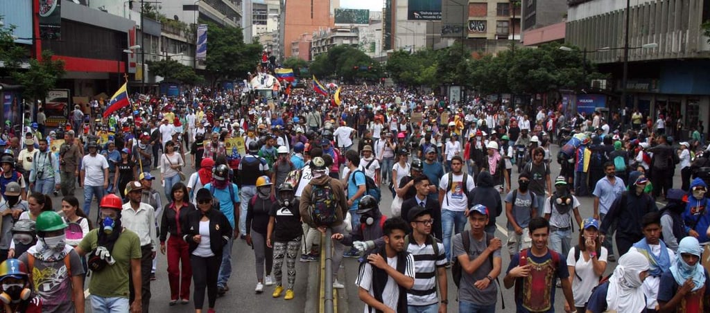 Opositores marchan contra la censura en Venezuela