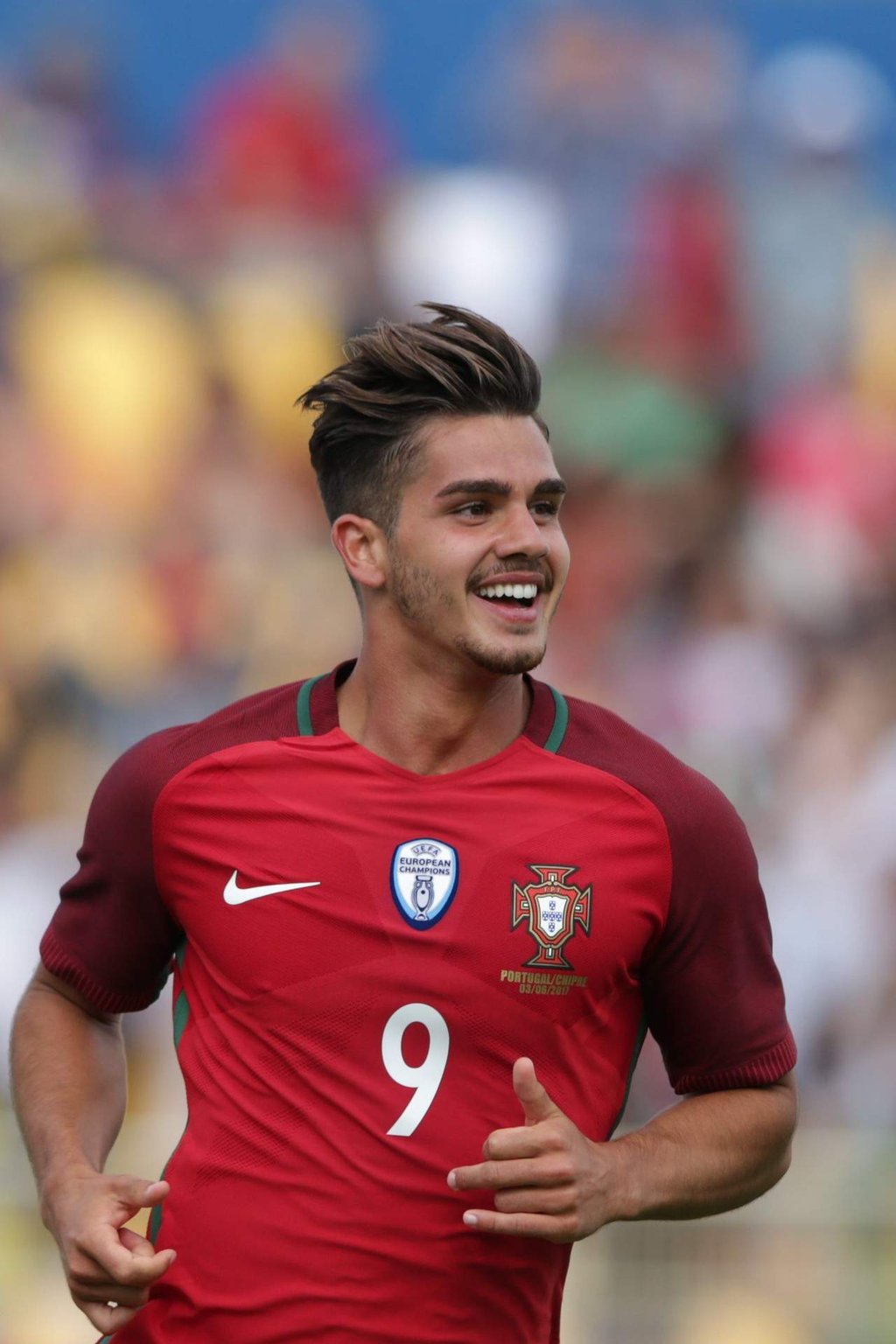 El Milan hace oficial el fichaje del portugués André Silva
