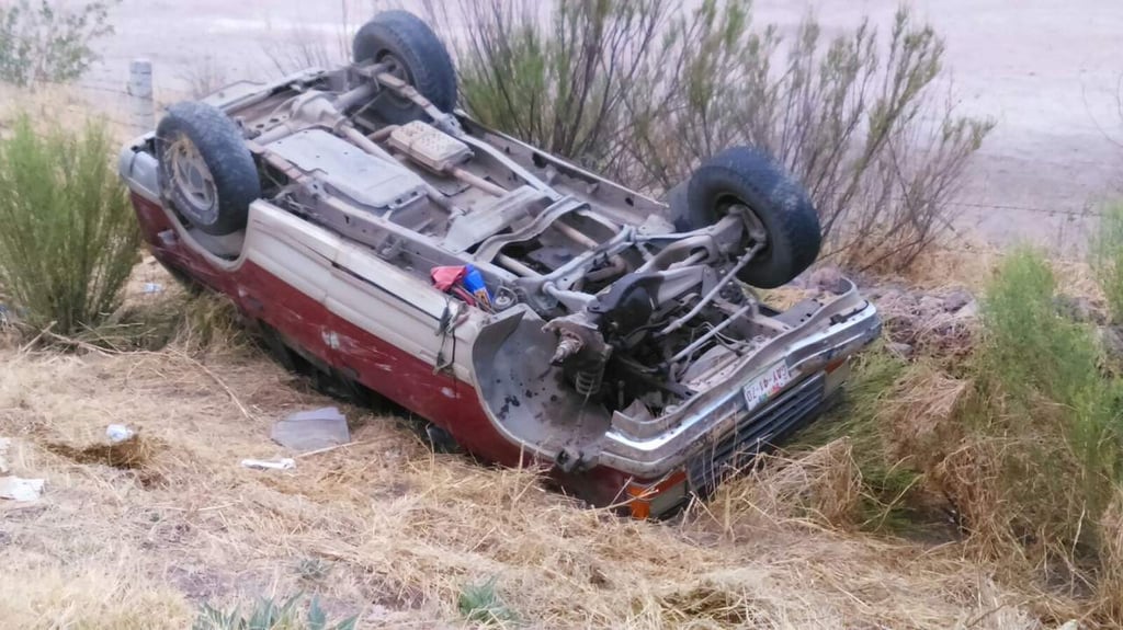 Se registra volcadura en carretera