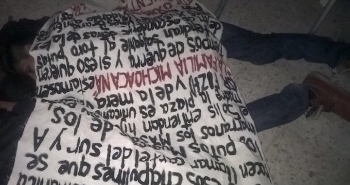 Cuatro cuerpos y narcomanta son hallados en el Estado de México