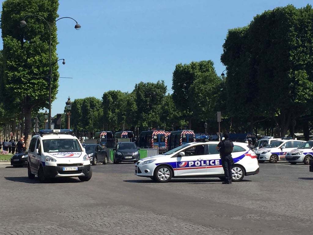 Coche se impacta contra furgón policial en los Campos Elíseos