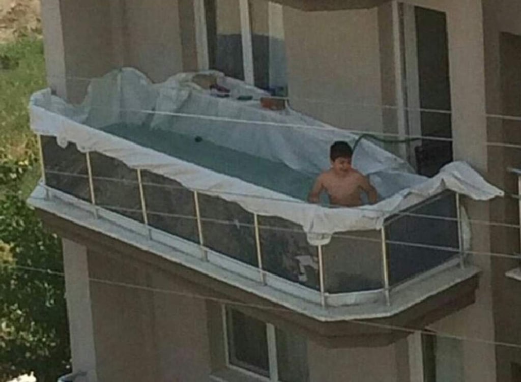 La imagen de este niño nadando se vuelve viral