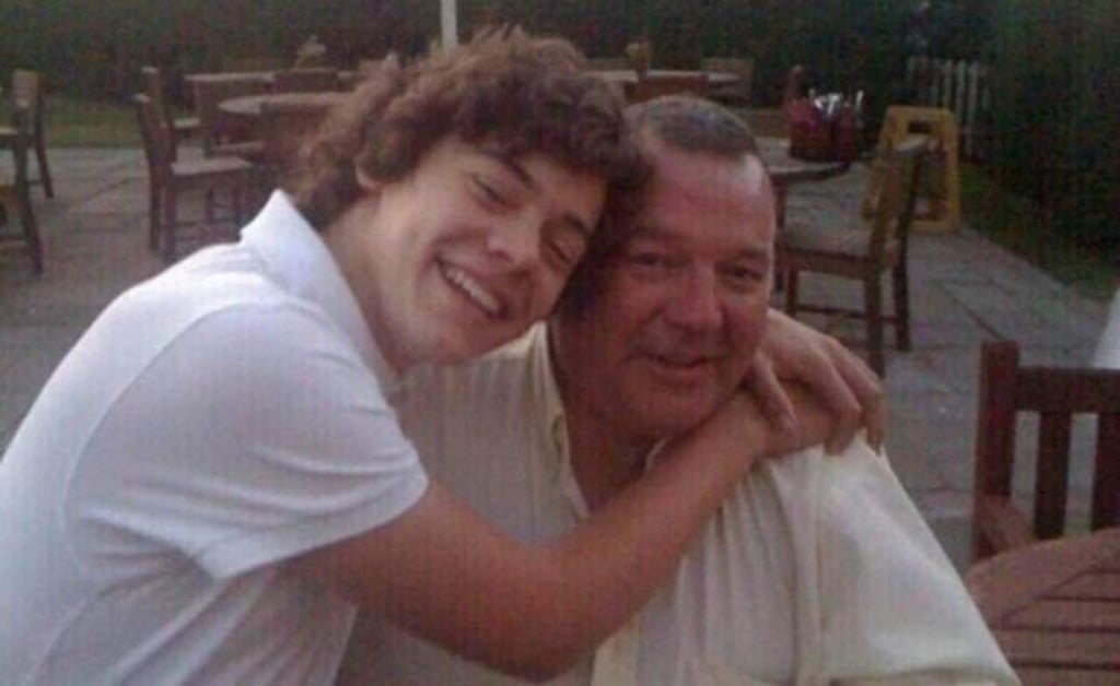 Muere el padrastro de Harry Styles