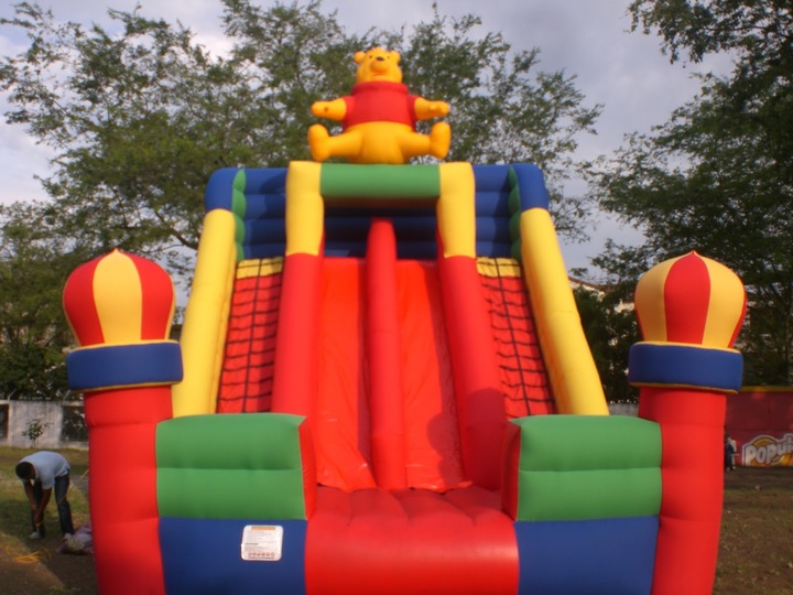 Piden cuidar a niños al jugar con inflables