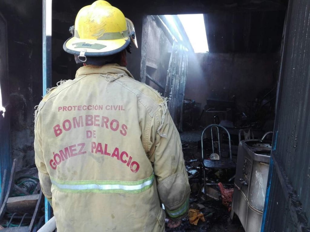 Se incendia casa en Gómez Palacio donde elaboran piñatas