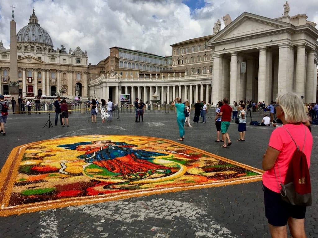 Con tapetes multicolores, celebran fiesta del Papa en el Vaticano