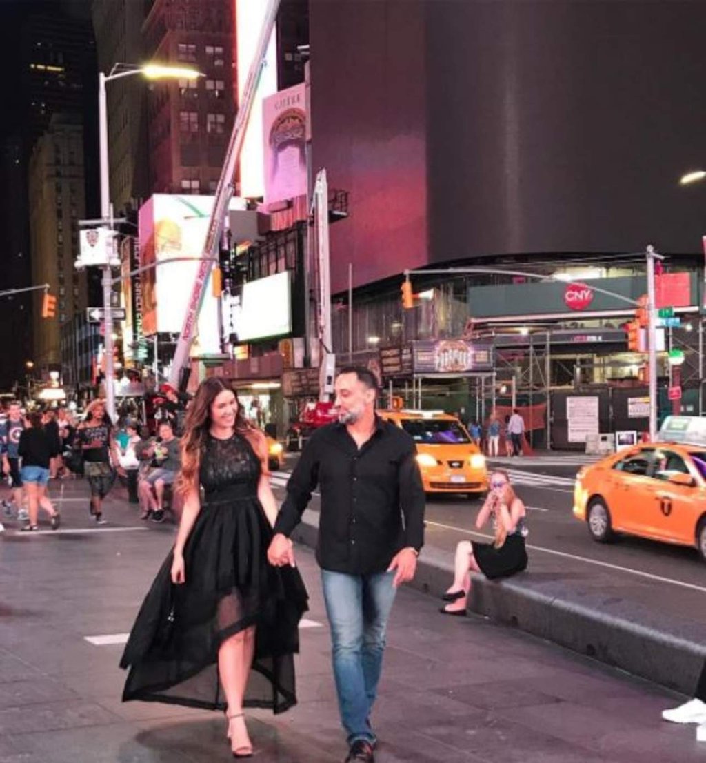 Marlene Favela se compromete y presume su anillo