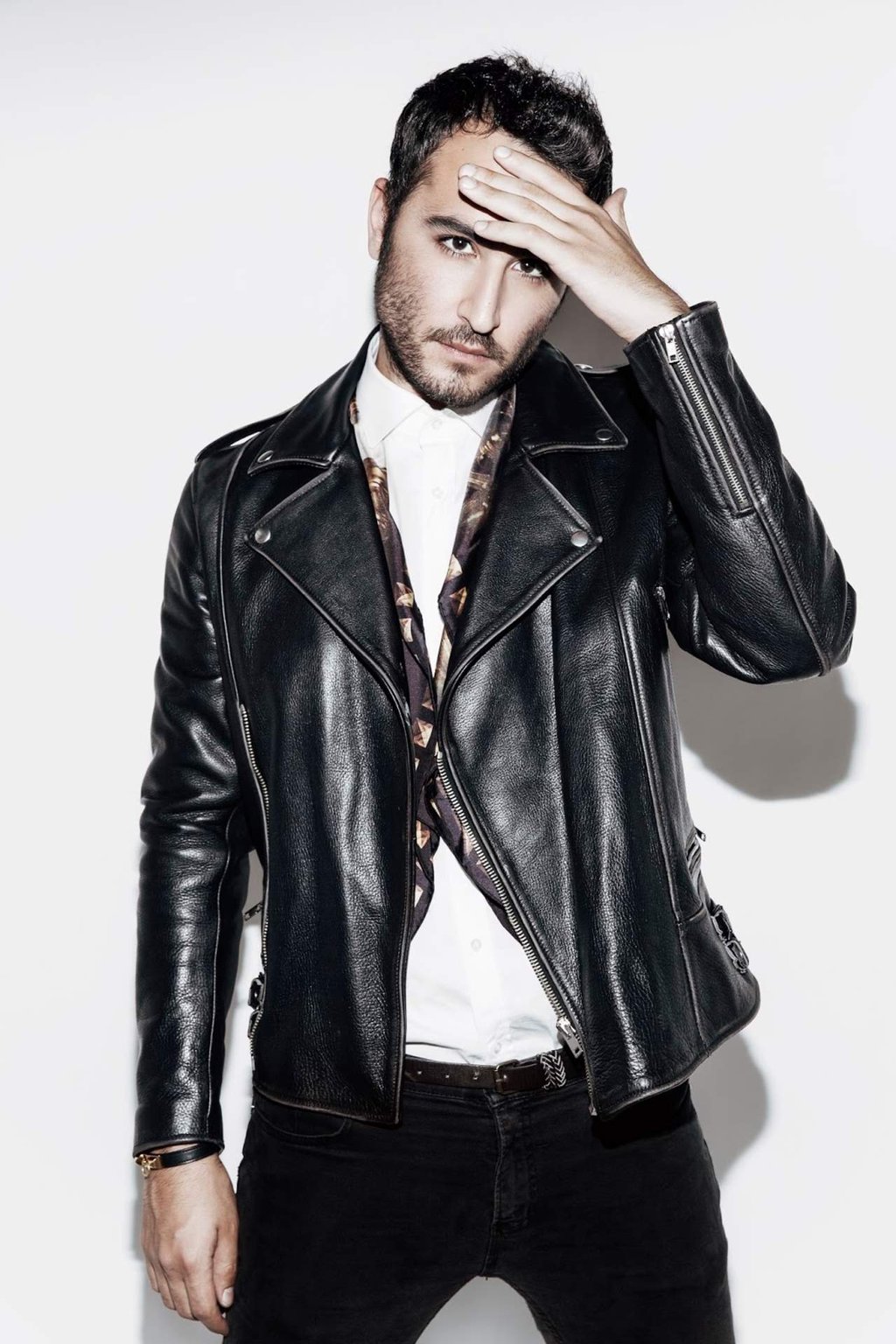 Vocalista de Reik se lastima un pie en concierto