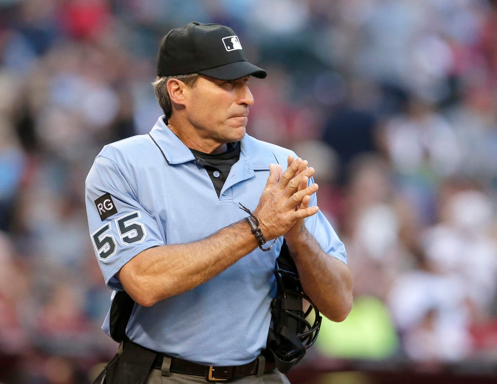 Umpire Hernández demanda a Grandes Ligas por discriminación racial