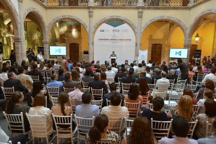 Gobernador firma convenio con CCE para emplear a migrantes
