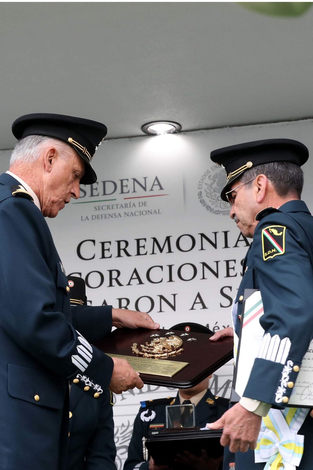 Condecora Sedena a generales que pasaron a retiro