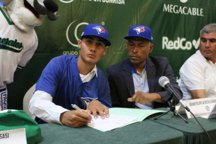 General firma con los Azulejos de Toronto