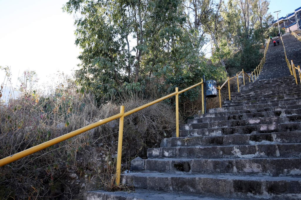 Dispositivo almacena energía de bajar escaleras para ayudar a subirlas