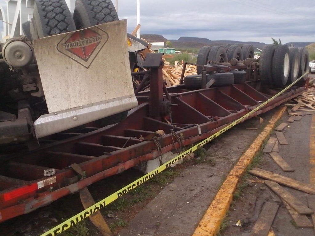 Vuelca camión cargado con madera; dos lesionados
