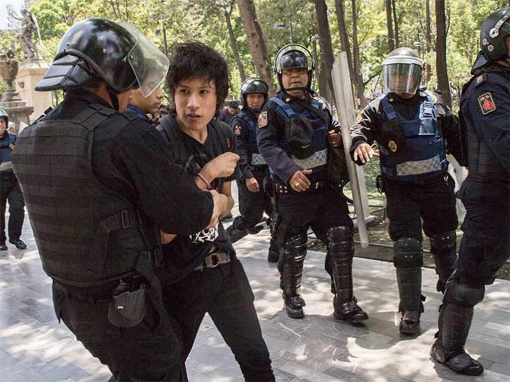 Evitan policías ingreso de marcha de 'Legión Holk' al Zócalo