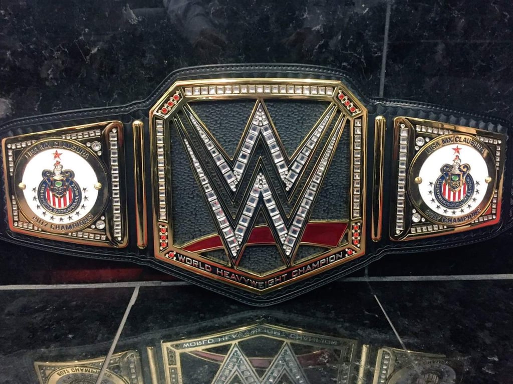 Chivas recibe cinturón de la WWE por su campeonato en el Clausura 2017