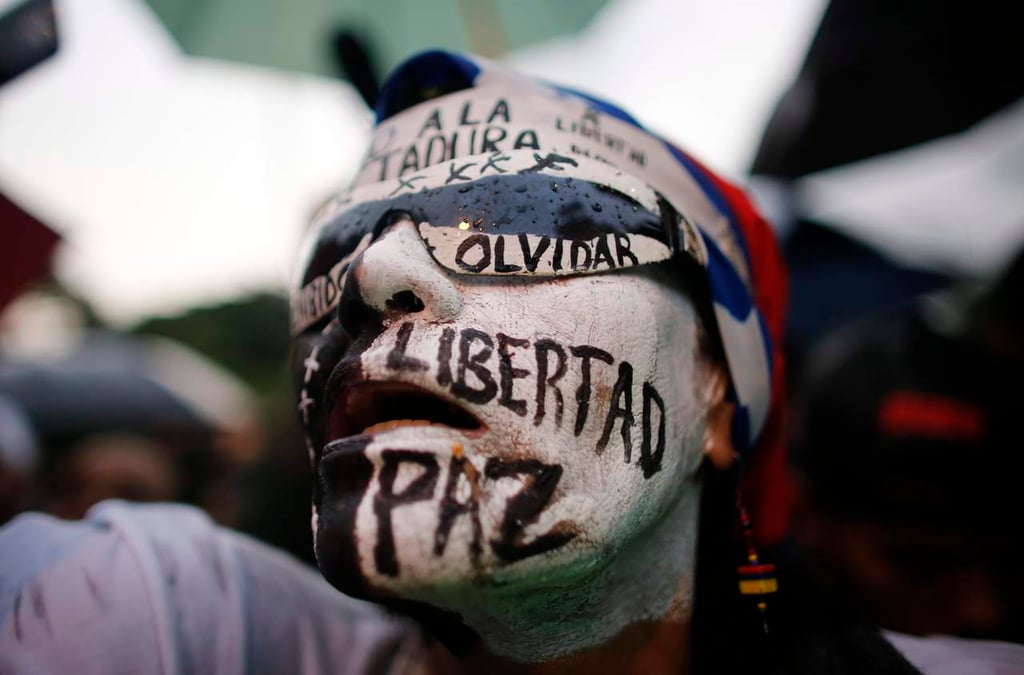 Rinden venezolanos homenaje a muertos en protestas contra Maduro