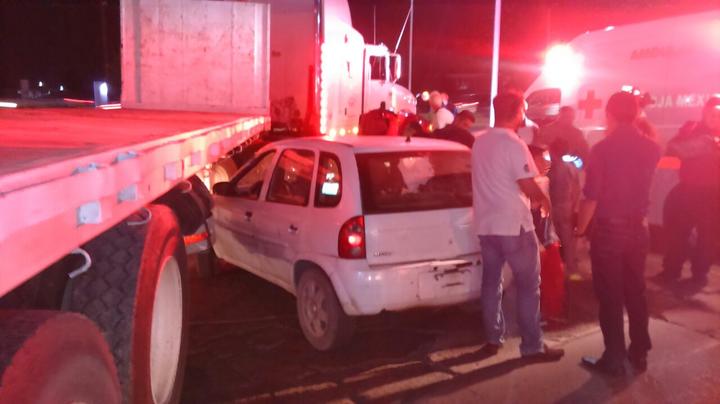 Vehículo se impacta contra tráiler en bulevar Francisco Villa