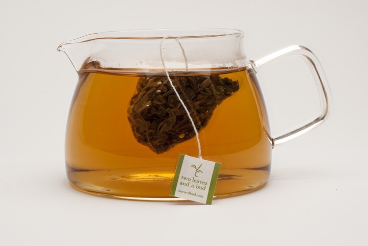 ¿Cómo afecta dejar la bolsita de té en la taza?