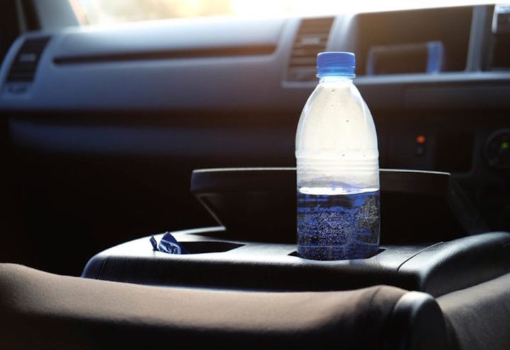 No dejes tu botella de agua en el carro