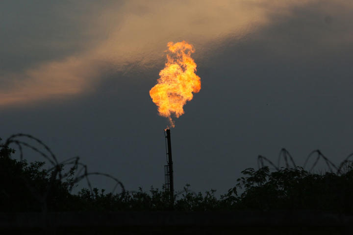 Cae refinación de crudo en Pemex