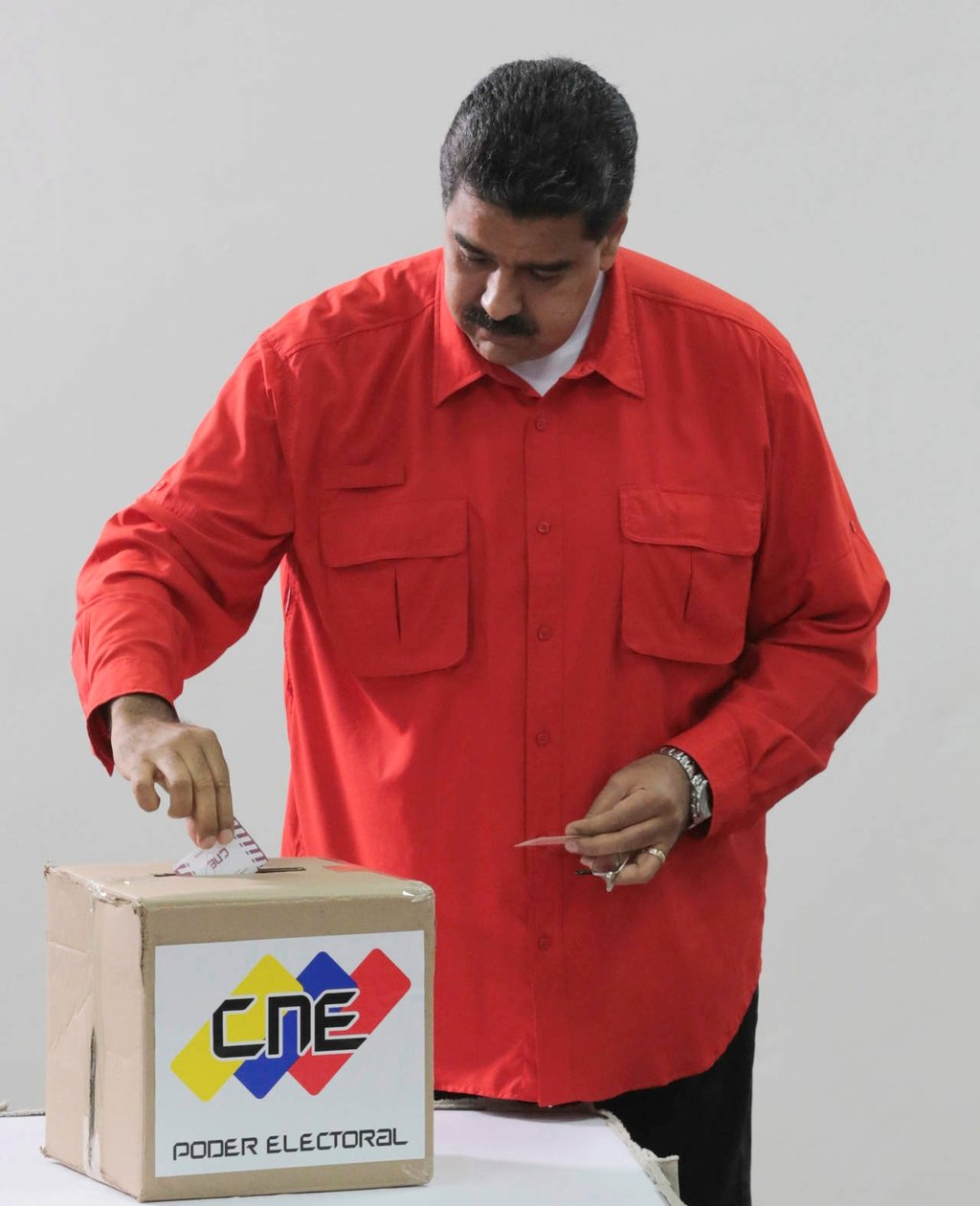 Vota Maduro y pide respeto a resultado de elección
