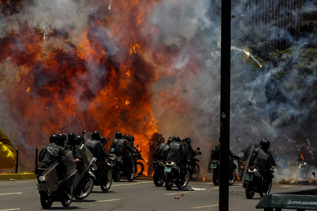 Explosión de motos en protestas en Caracas deja un agente herido