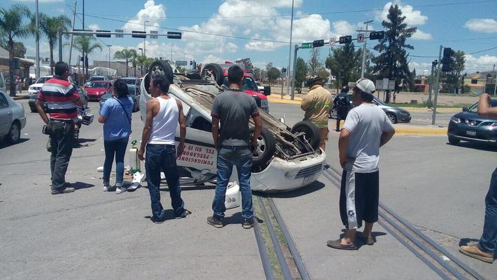 Vuelca auto tras chocar en Durango