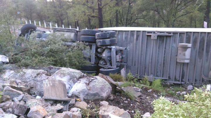 Tráiler vuelca en la carretera Durango-Mazatlán