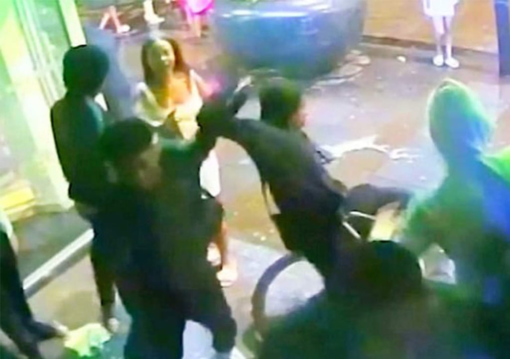 Mujer se mete a trifulca para salvar a adolescente