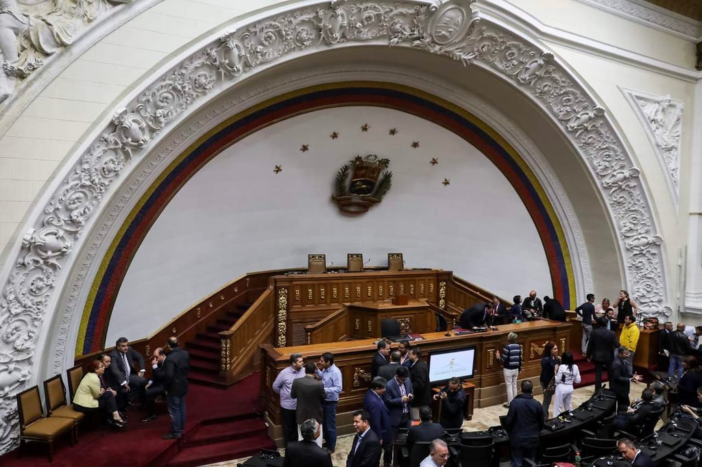 Diputados chavistas abandonan a Maduro